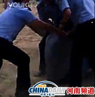 刑警爆料打架视频播放,打架视频背后真相曝光  第2张
